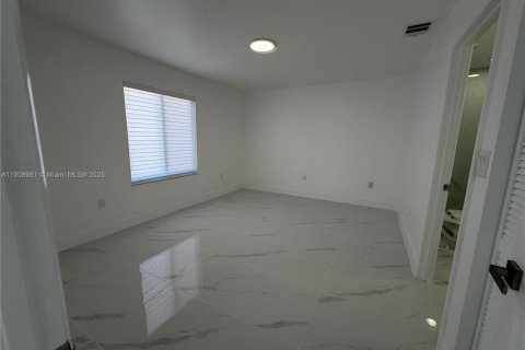 House in Hialeah Gardens, Florida 3 bedrooms, 117.99 sq.m. № 1964394 - photo 13