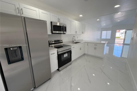House in Hialeah Gardens, Florida 3 bedrooms, 117.99 sq.m. № 1964394 - photo 5