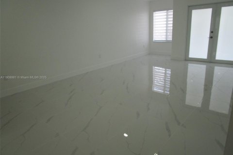 House in Hialeah Gardens, Florida 3 bedrooms, 117.99 sq.m. № 1964394 - photo 12
