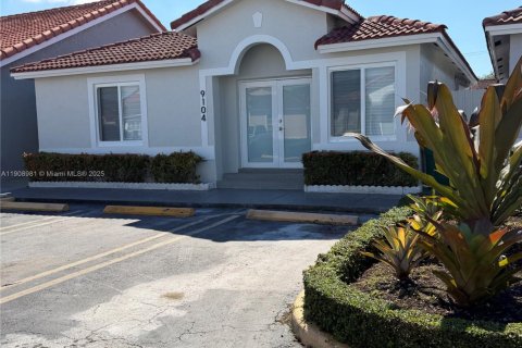 House in Hialeah Gardens, Florida 3 bedrooms, 117.99 sq.m. № 1964394 - photo 1