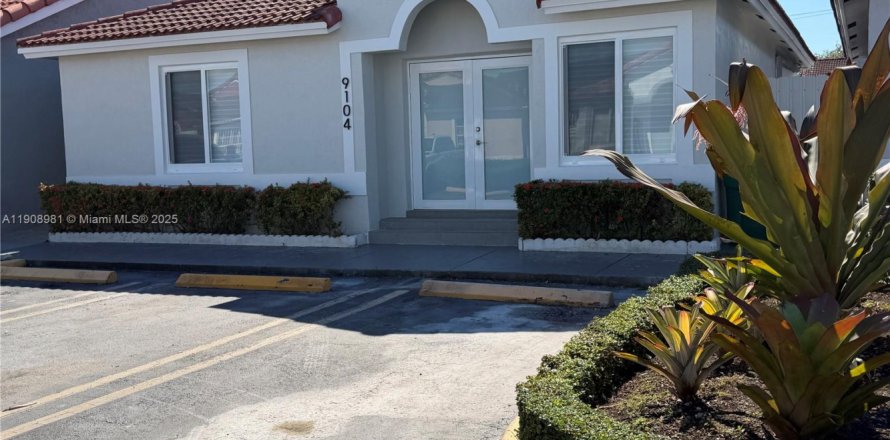 House in Hialeah Gardens, Florida 3 bedrooms, 117.99 sq.m. № 1964394