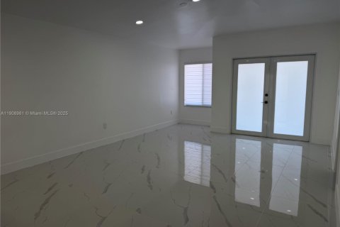 House in Hialeah Gardens, Florida 3 bedrooms, 117.99 sq.m. № 1964394 - photo 11