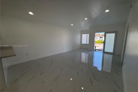 House in Hialeah Gardens, Florida 3 bedrooms, 117.99 sq.m. № 1964394 - photo 10