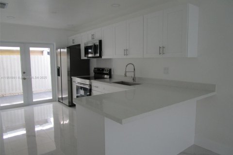 House in Hialeah Gardens, Florida 3 bedrooms, 117.99 sq.m. № 1964394 - photo 8