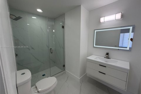 House in Hialeah Gardens, Florida 3 bedrooms, 117.99 sq.m. № 1964394 - photo 14