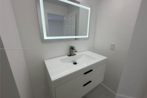 House in Hialeah Gardens, Florida 3 bedrooms, 117.99 sq.m. № 1964394 - photo 15