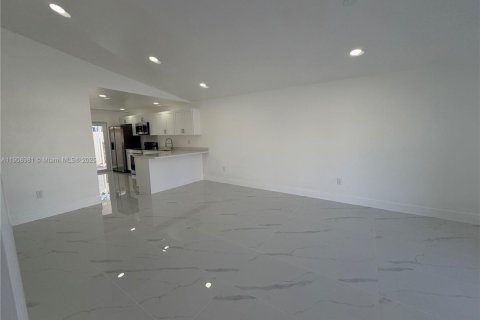 House in Hialeah Gardens, Florida 3 bedrooms, 117.99 sq.m. № 1964394 - photo 9