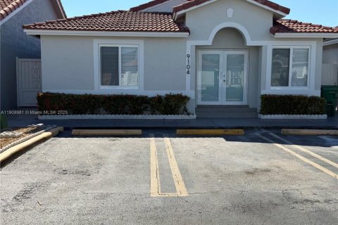 House in Hialeah Gardens, Florida 3 bedrooms, 117.99 sq.m. № 1964394 - photo 2