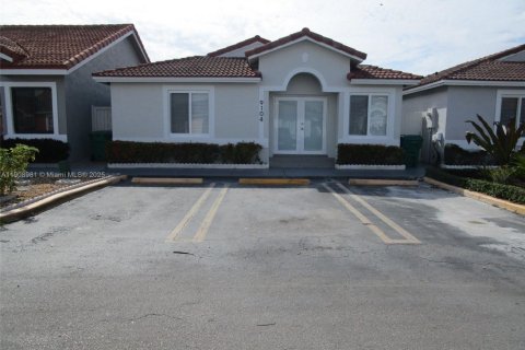 House in Hialeah Gardens, Florida 3 bedrooms, 117.99 sq.m. № 1964394 - photo 3
