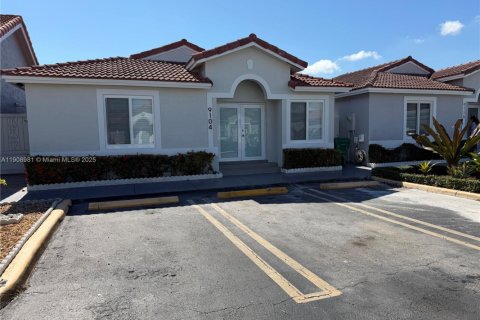 House in Hialeah Gardens, Florida 3 bedrooms, 117.99 sq.m. № 1964394 - photo 4