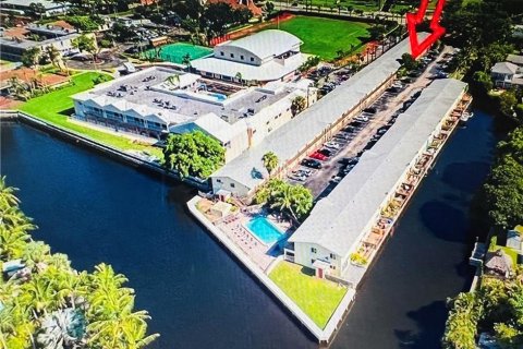 Condo in Oakland Park, Florida, 1 bedroom  № 1188501 - photo 1