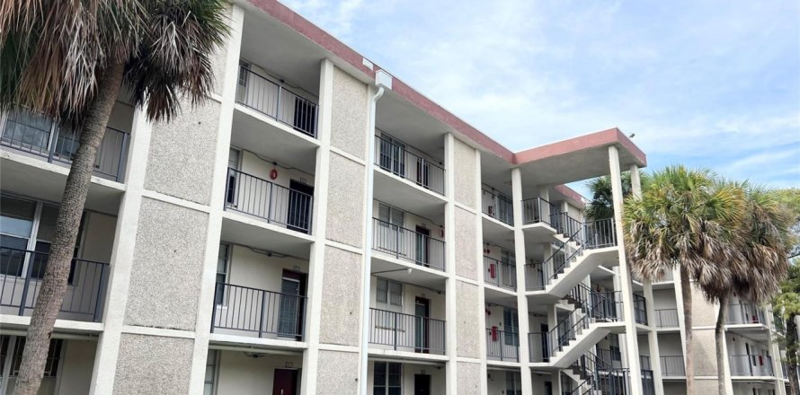 Condominio en Lauderdale Lakes, Florida, 2 dormitorios  № 2084485