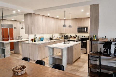 Condo in Miami, Florida, 2 bedrooms № 2178715 - photo 2