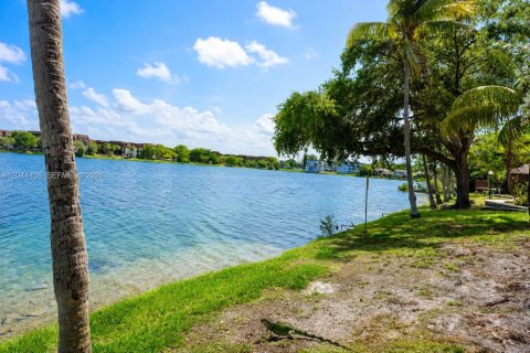 Condo in Miami, Florida, 2 bedrooms № 2178715 - photo 3