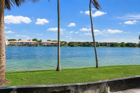 Condo in Miami, Florida, 2 bedrooms № 2178715 - photo 4
