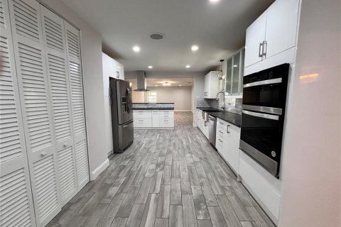 House in Bradenton, Florida 4 bedrooms, 338.54 sq.m. № 1746689 - photo 12