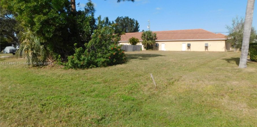 Immobilier commercial à Cape Coral, Floride № 1979361