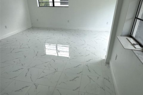 Снять в аренду виллу или дом в Майами, Флорида 3 спальни, 109.25м2, № 1974413 - фото 10