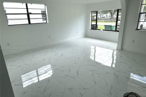 Снять в аренду виллу или дом в Майами, Флорида 3 спальни, 109.25м2, № 1974413 - фото 9