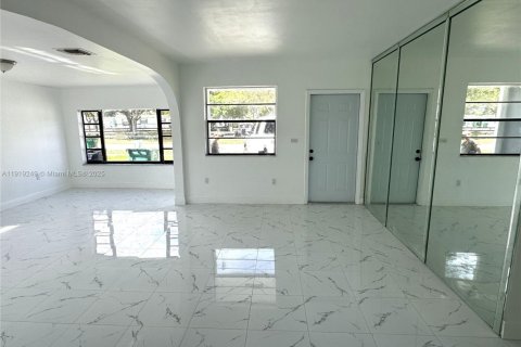 Снять в аренду виллу или дом в Майами, Флорида 3 спальни, 109.25м2, № 1974413 - фото 8