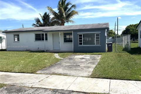 Снять в аренду виллу или дом в Майами, Флорида 3 спальни, 109.25м2, № 1974413 - фото 2