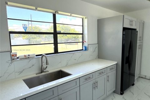 Снять в аренду виллу или дом в Майами, Флорида 3 спальни, 109.25м2, № 1974413 - фото 6