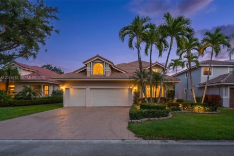 House in Coral Springs, Florida 4 bedrooms, 284.84 sq.m. № 2268283