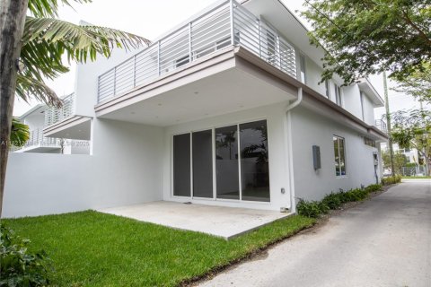 Adosado en venta en Miami, Florida, 3 dormitorios, 331.66 m2 № 1784083 - foto 1