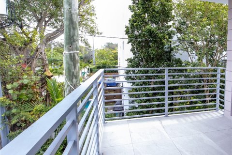 Adosado en venta en Miami, Florida, 3 dormitorios, 331.66 m2 № 1784083 - foto 8