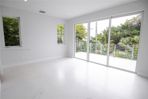 Adosado en venta en Miami, Florida, 3 dormitorios, 331.66 m2 № 1784083 - foto 10