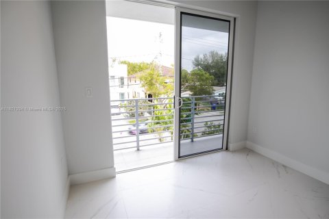 Adosado en venta en Miami, Florida, 3 dormitorios, 331.66 m2 № 1784083 - foto 6