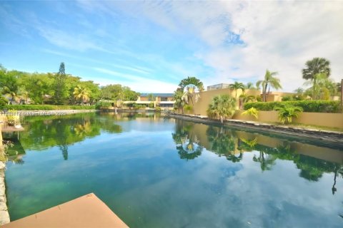 Touwnhouse à vendre à Miami Lakes, Floride: 3 chambres, 135.64 m2 № 1928429 - photo 1