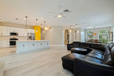 House in Palm Harbor, Florida 3 bedrooms, 192.21 sq.m. № 2396585 - photo 8