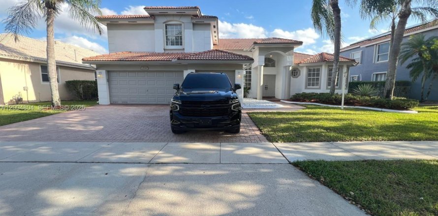 House in Pembroke Pines, Florida 5 bedrooms, 310.76 sq.m. № 2068674