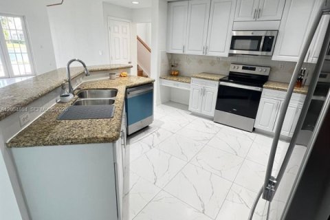 House in Pembroke Pines, Florida 5 bedrooms, 310.76 sq.m. № 2068674 - photo 6