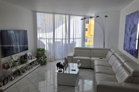 Condo in Sunny Isles Beach, Florida, 2 bedrooms  № 2019407 - photo 9