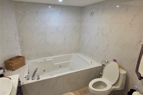 Condo in Sunny Isles Beach, Florida, 2 bedrooms  № 2019407 - photo 17