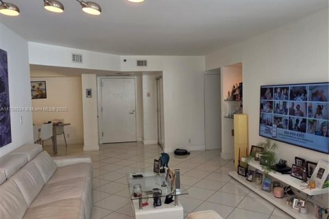 Condo in Sunny Isles Beach, Florida, 2 bedrooms  № 2019407 - photo 6