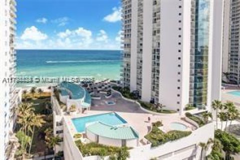 Condo in Sunny Isles Beach, Florida, 2 bedrooms  № 2019407 - photo 30