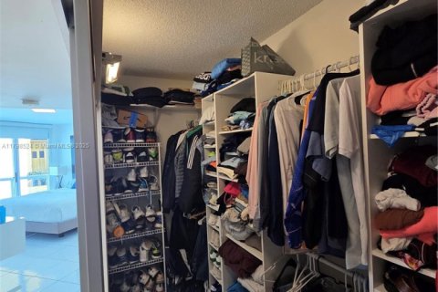 Condo in Sunny Isles Beach, Florida, 2 bedrooms  № 2019407 - photo 15