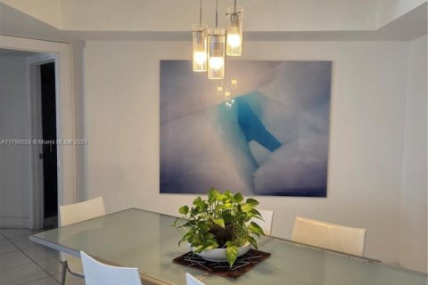 Condo in Sunny Isles Beach, Florida, 2 bedrooms  № 2019407 - photo 7