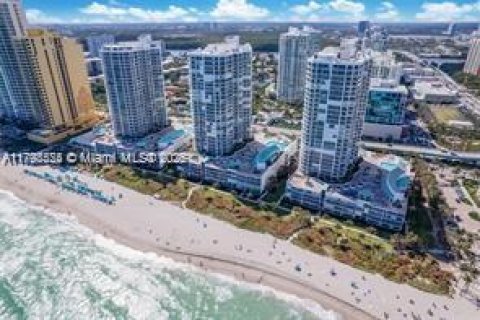 Condo in Sunny Isles Beach, Florida, 2 bedrooms  № 2019407 - photo 29