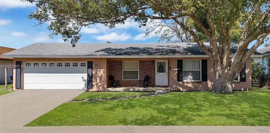 House in Orlando, Florida 5 bedrooms, 189.33 sq.m. № 1818748