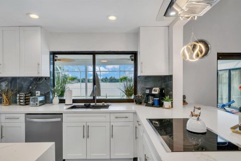 House in Wellington, Florida 6 bedrooms, 329.15 sq.m. № 2188516 - photo 11