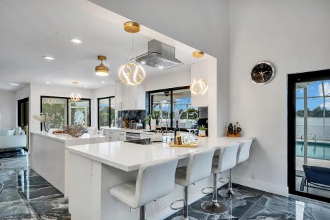 House in Wellington, Florida 6 bedrooms, 329.15 sq.m. № 2188516 - photo 8