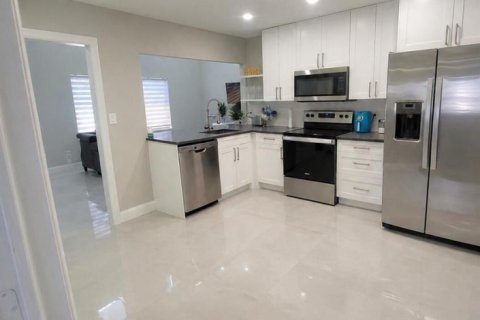 Commercial property in Deerfield Beach, Florida 220.36 sq.m. № 2245631 - photo 2