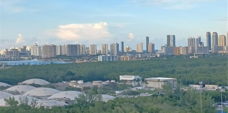 Condominio en North Miami, Florida, 3 dormitorios  № 2032697