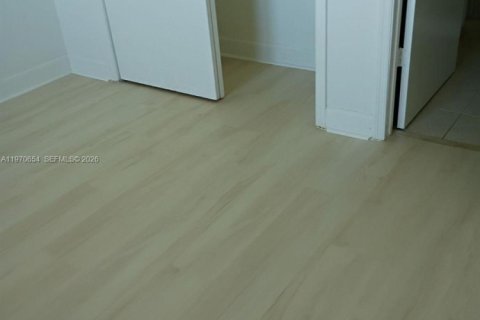 Condominio en venta en North Miami, Florida, 3 dormitorios, 167.32 m2 № 2032697 - foto 4