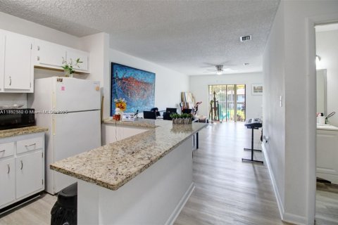 Condominio en venta en Tamarac, Florida, 2 dormitorios, 72 m2 № 1867344 - foto 1