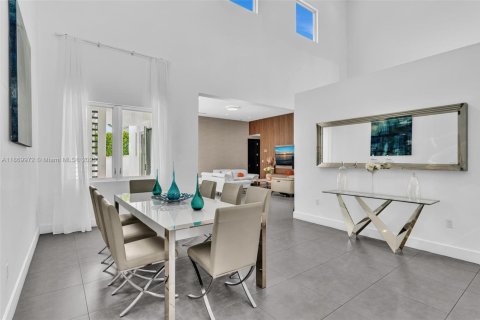 Villa ou maison à vendre à Doral, Floride: 5 chambres, 337.98 m2 № 1979433 - photo 18